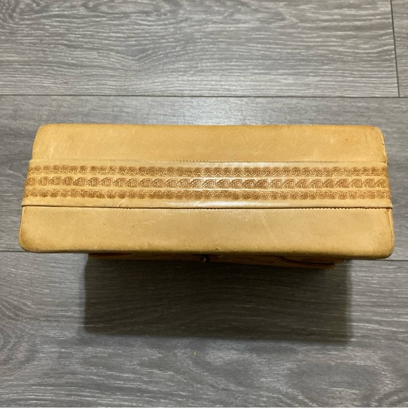 Artisan Crafted Tan Leather Shoulder Bag - Picture 8 of 10